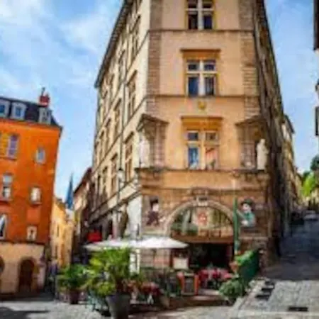 Pepite Rare 8 Personnes Au Coeur Battant Du Vieux * Lyon