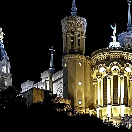Pepite Rare 8 Personnes Au Coeur Battant Du Vieux Λυών